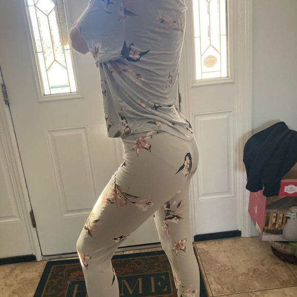 Size M leggings and crop top aet. Grey with floral print. - Picture 5 of 6